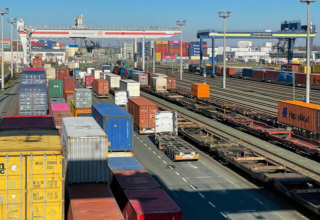 m Kombinierten Verkehr wurden im bayernhafen Nürnberg 318.471 TEU (1 TEU entspricht einem 20-Fuß- Standardcontainer) umgeschlagen, 10,7 % weniger als im Vorjahr. Neben Containern im Seehafenhinterlandverkehr vor allem mit Hamburg, Bremerhaven, Rotterdam und Verona gehören dazu Wechselbrücken und Sattelauflieger im kontinentalen Verkehr. | Foto: bayernhafen / E.Wechsler