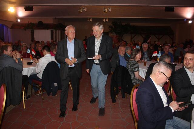 Erwin Huber und Karl Freller beim Einzug ins Casa Fontana. | Foto: Victor Schlampp