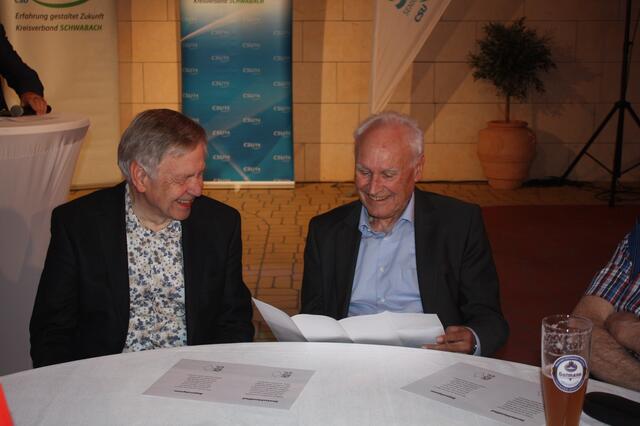 Karl Freller im Gespräch mit Erwin Huber. | Foto: Victor Schlampp