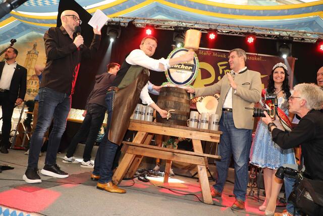 OB Marcus König (l.) und Bayerns Ministerpräsident eröffnen das Nürnberger Frühlingsfest.  | Foto: Udo Dreier