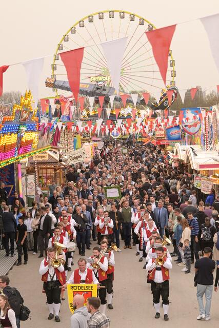 Eröffnungsumzug zum Frühlingsfest.  | Foto: Berny Meyer/Süddeutscher Schaustellerverband