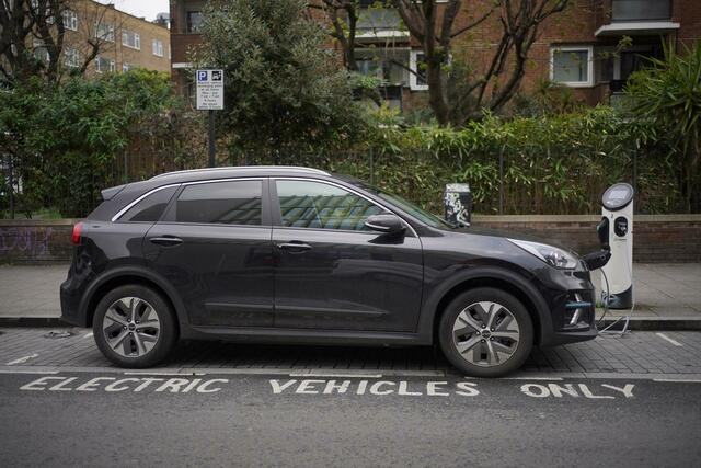 Im Herbst hatte die Bundesregierung die Kaufprämie für private Elektroautos gestrichen.  | Foto: Yui Mok/PA Wire/dpa