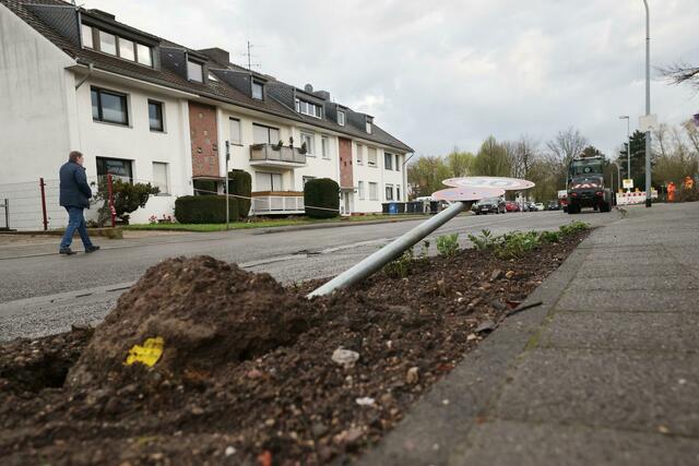 Ein Schild liegt nach einem Unwetter in Korschenbroich auf einer Straße.  | Foto: David Young/dpa