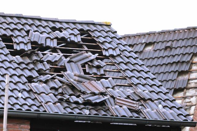 In Korschenbroich bei Mönchengladbach hat möglicherweise ein Tornado Häuser beschädigt.  | Foto: David Young/dpa