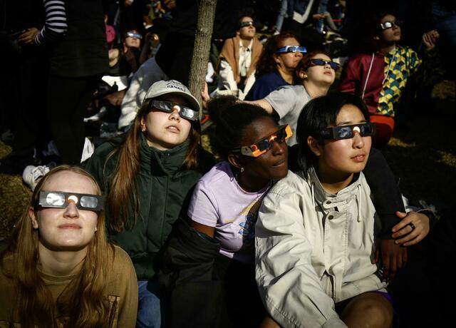 Millionen Menschen in Mexiko, den USA und Kanada konnten die Sonnenfinsternis miterleben.  | Foto: Serkan Senturk/ZUMA Press Wire/dpa