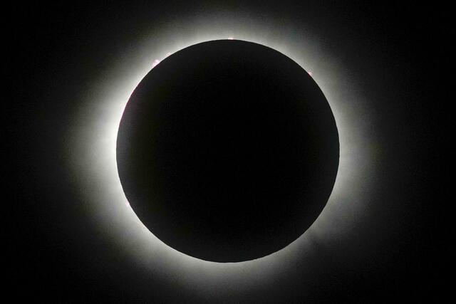 Dunkle Scheibe: Der Mond steht vor der Sonne.  | Foto: Fernando Llano/AP