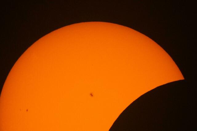 Sonnenflecken sind während der Anfangsphase der Sonnenfinsternis zu sehen.  | Foto:  Julio Cortez/AP