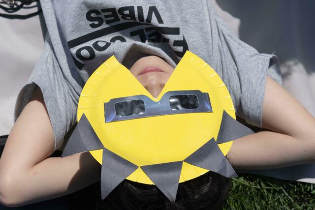 uch vor der National Mall in Washington trifft man sich, um die totalen Sonnenfinsternis zu sehen.  | Foto: Jose Luis Magana/FR159526 AP/dpa