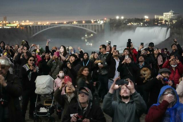 Auch vor den Niagarafällen in Ontario treffen sich zahlreiche Menschen, um die totale Sonnenfinsternis zu beobachten. | Foto:  Matt Rourke/AP/dpa