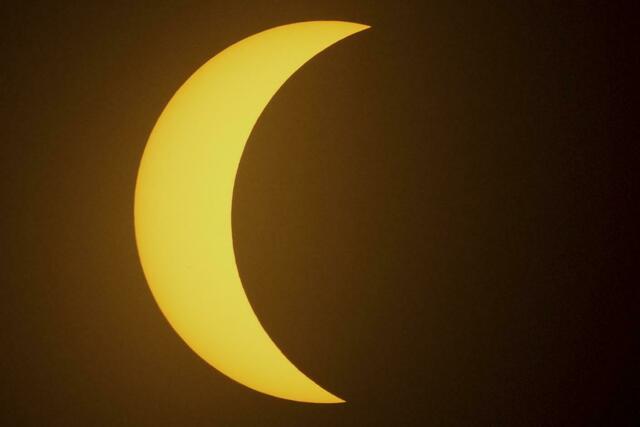 Der Mond schieb sich vor die Sonne.  | Foto: Fernando Llano/AP/dpa