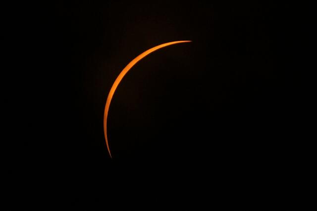 Der Mond verdeckt fast komplett die Sonne.  | Foto:  Eric Gay/AP
