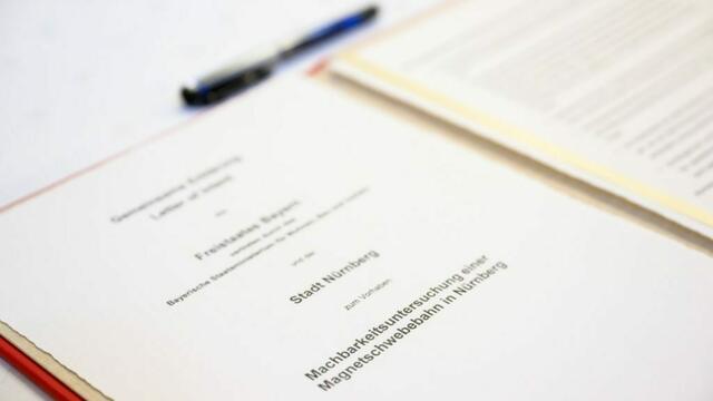 Am 11. April 2024 hat Ministerpräsident Dr. Markus Söder gemeinsam mit dem Oberbürgermeister der Stadt Nürnberg, Marcus König, sowie Verkehrsminister Christian Bernreiter  im Nürnberger Rathaus anlässlich der Unterzeichnung eines Letter of Intent zur Machbarkeitsstudie einer Magnetschwebebahn in Nürnberg teilgenommen. | Foto: Bayerische Staatskanzlei