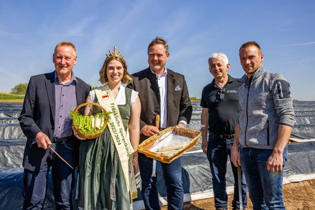 Spargelsaison im Landkreis Fürth eröffnet: Spargelkönigin zu Besuch. Foto: Landratsamt Fürth
