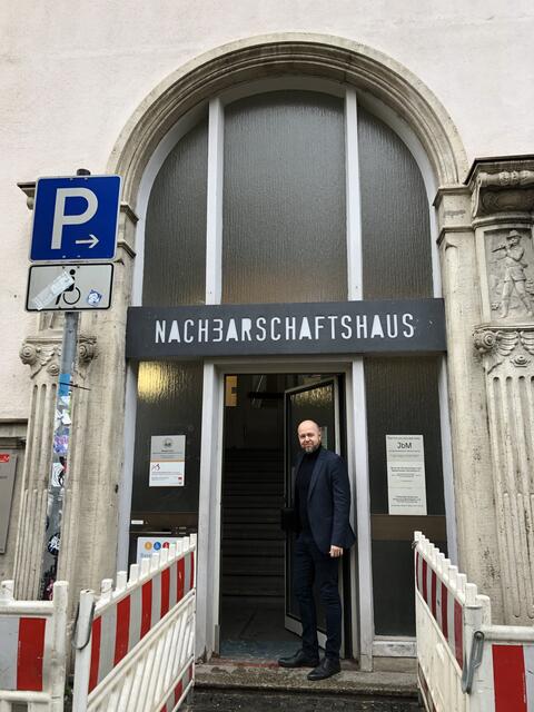 Volker Wolfrum, Leiter des Amts für Existenzsicherung und soziale Integration – Sozialamt der Stadt Nürnberg, am Eingang des Nachbarschaftshauses Gostenhof. | Foto: Stadt Nürnberg