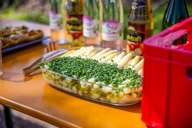 Spargelsaison im Landkreis Fürth eröffnet: Spargelkönigin zu Besuch. Foto: Landratsamt Fürth