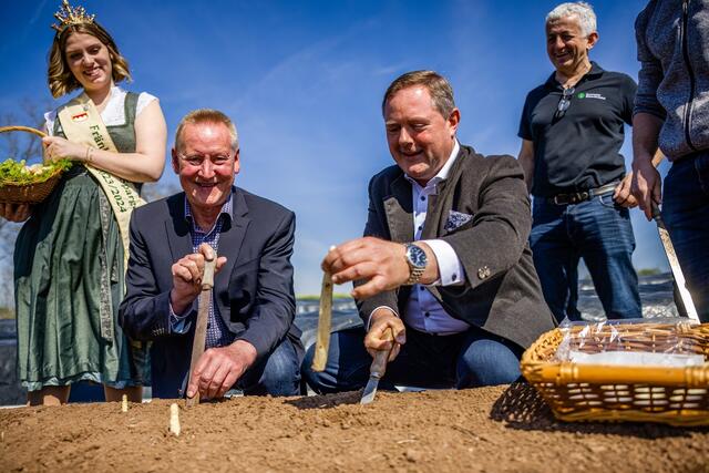 Spargelsaison im Landkreis Fürth eröffnet: Spargelkönigin zu Besuch.
 | Foto: Landratsamt Fürth