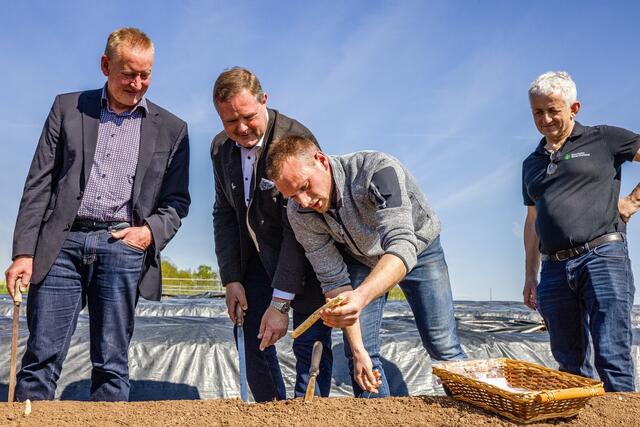 Spargelsaison im Landkreis Fürth eröffnet: Spargelkönigin zu Besuch. Foto: Landratsamt Fürth