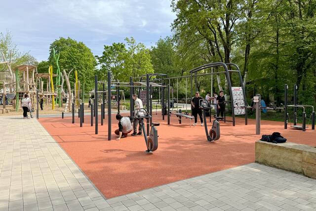 Der Helmut-­Herold-­Platz bietet ein vielfältiges Sportangebot für effektives Training im Freien mit einem Outdoorfitnessbereich für alle Generationen. | Foto: André Winkel / Stadt Nürnberg