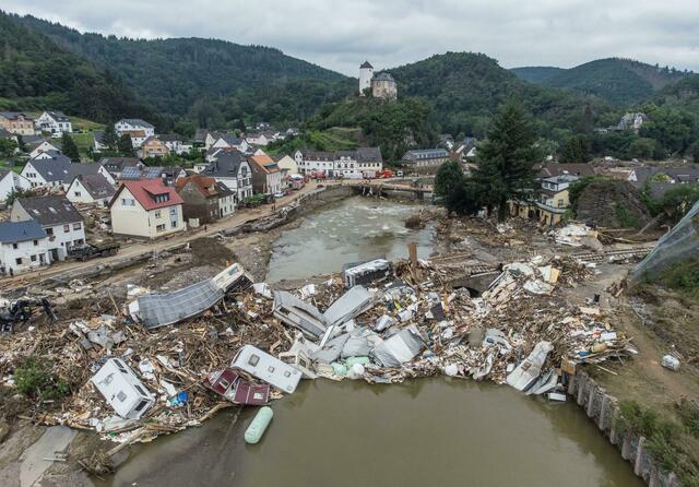 Meterhoch türmen sich im Juli 2021 wenige Tage nach der Flutkatastrophe Wohnwagen, Gastanks, Bäume und Schrott an einer Brücke über die Ahr in Altenahr-Kreuzberg.  | Foto: Boris Roessler/dpa