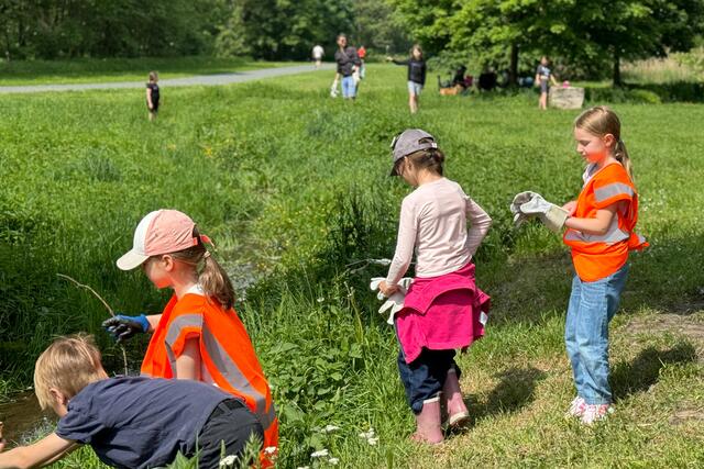 Kehrd wärd im Pegnitzgrund: Bei sommerlichen Temperaturen kann Müllsammeln auch Spaß machen - Schülerinnen und Schüler der Wilhelm-Löhe-Schule bei einer Kehrd-wärd-Aktion im westlichen Pegnitzgrund. | Foto: André Winkel / Stadt Nürnberg