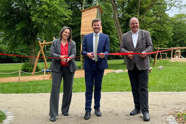 Eröffnung des neuen Spielplatzes an der Flußstraße (v.l.): Elisabeth Ries, Referentin für Jugend, Familie und Soziales, Oberbürgermeister Marcus König und Christian Vogel, Bürgermeister und Erster Sör-Werkleiter. 

 | Foto: André Winkel / Stadt Nürnberg