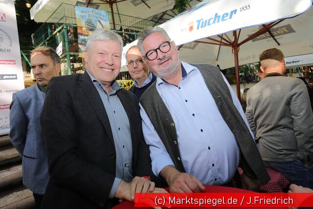 Im Vordergrund: Harald Greiner, MarktSpiegel-Geschäftsführer, mit Kellerwirt Fritz Striegel. | Foto: Marktspiegel.de / J. Friedrich