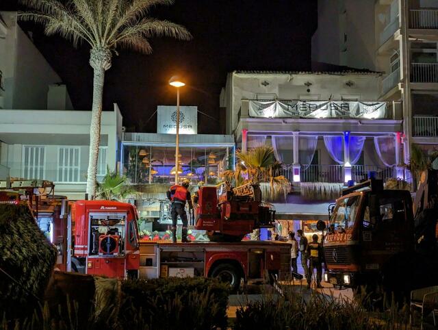 Der Unfall geschah direkt am Strand, nur wenige Straßen von den Kultlokalen Megapark und Bierkönig entfernt.  | Foto: Isaac Buj/EUROPA PRESS/dpa