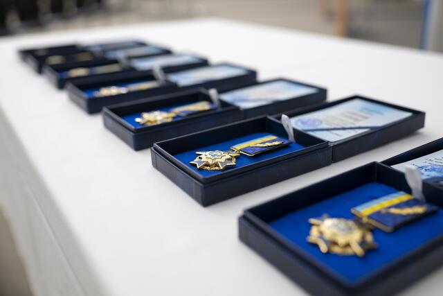 Der stellv. ukrainische Innenminister hat die Ehrenmedaille des ukrainischen Innenministeriums als Dank für die bayerische Unterstützung an sieben Akteure ausgehändigt, die maßgeblich bei den bayerischen Hilfsgütertransporten in die Ukraine beteiligt waren. Ausgezeichnet wurden Polizeibeamte der Koordinierungsgruppe Ukraine des Bayerischen Innenministeriums und der Bayerischen Bereitschaftspolizei sowie der Landesfeuerwehrverband Bayern. | Foto: Bayerisches Innenministerium / Uwe Niklas