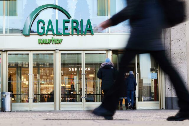 Bis Ende August sollen 16 der 92 Galeria-Filialen schließen. | Foto:  Jörg Carstensen/dpa