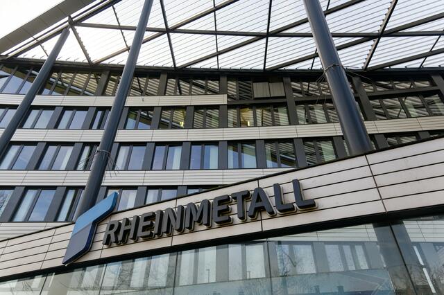Das Logo der Rheinmetall AG ist auf der Fassade der Firmenzentrale zu sehen.  | Foto: enning Kaiser/dpa