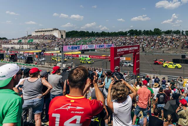 Das Publikum geht begeistert mit. Die Stimmung auf den Rängen ist für die Fahrer zu spüren. | Foto: IKmedia