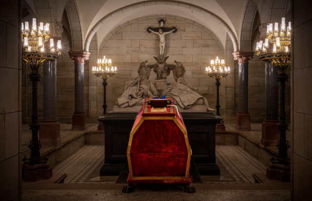 Zar Ferdinand I. von Bulgarien wurde in einem „Reisesarg“ in der Kohary-Gruft unter der Kirche St. Augustin bestattet, der Grablege des katholischen Zweigs der Familie Sachsen-Coburg und Gotha.  | Foto: Stadt Coburg/Constantin Hirsch