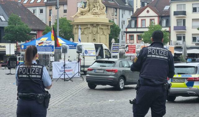 Einsatzkräfte der Polizei sind bei der Messer-Attacke auf dem Mannheimer Marktplatz im Einsatz. | Foto: Rene Priebe/dpa