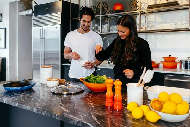Gemeinsames Kochen ist vergleichsweise günstig und macht Spaß. Foto von Jason Briscoe auf Unsplash.