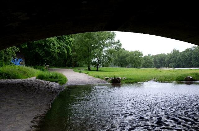 Ein kleiner Weg ist am Ufer der Isar vom Wasser überspült.  | Foto: Sven Hoppe/dpa