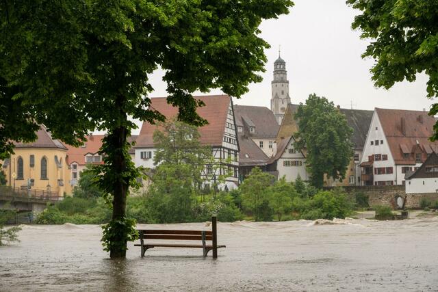 Im bayerischen Lauingen ist die Donau über die Ufer getreten.  | Foto: Stefan Puchner/dpa