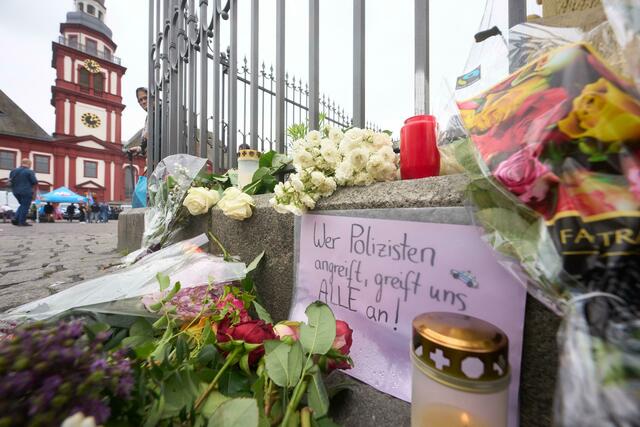 Nach der Messerattacke in Mannheim erinnern Kerzen und Blumen an die Opfer. | Foto: Thomas Frey/dpa