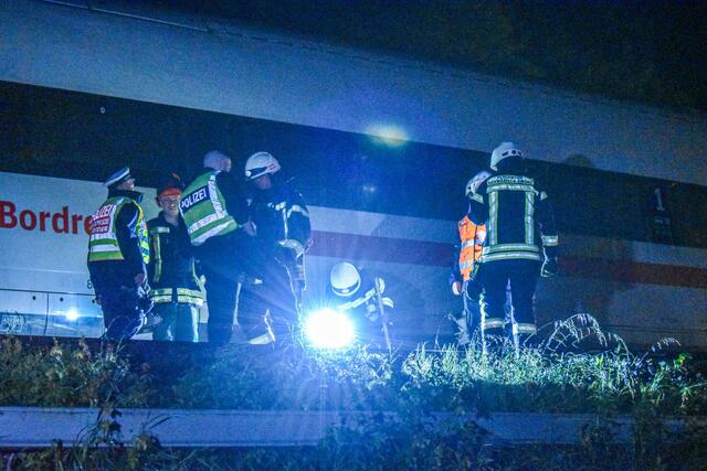 Zwei Waggons eines ICE mit 185 Passagieren an Bord sind im baden-württembergischen Schwäbisch Gmünd nach einem Erdrutsch entgleist. Laut einer Passagierin waren die Einsatzkräfte schnell vor Ort.  | Foto:  Fabian Koss/dpa