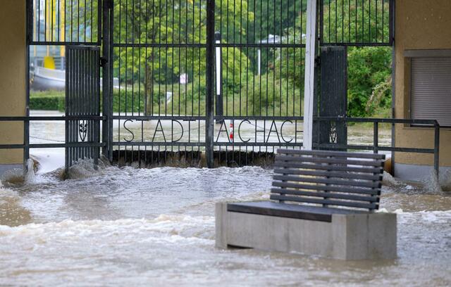 Der Eingang des Freibads im Ortskern von Aichach (Schwaben) ist überflutet.  | Foto: Sven Hoppe/dpa