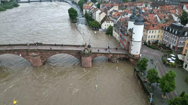 Das Wasser hat in Heidelberg die Altstadt erreicht.  | Foto: Rene Priebe/dpa