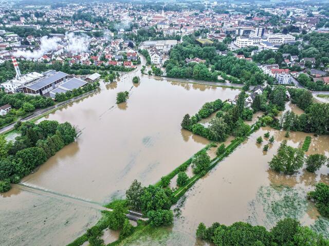 Luftbildaufnahmen zeigen die aus den Ufern getretene Ilm. Ein Feuerwehrmann ist in Pfaffenhofen an der Ilm in Oberbayern bei einer Rettungsaktion ums Leben gekommen. Er sei bei einem Einsatz mit drei Kollegen mit dem Schlauchboot gekentert und am frühen Morgen tot geborgen worden, teilte ein Sprecher des Landratsamts Pfaffenhofen an der Ilm mit.  | Foto:  Jason Tschepljakow/dpa