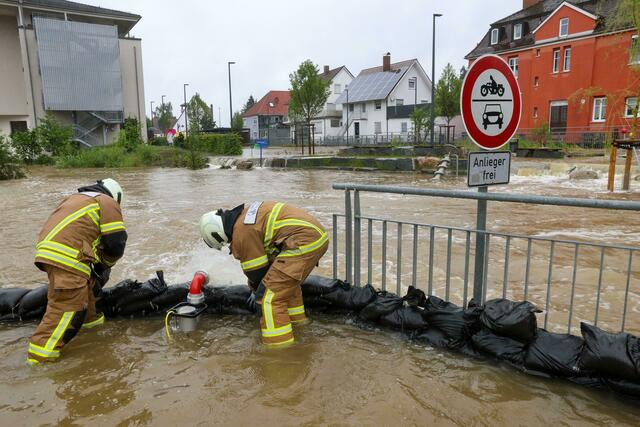 Im baden-württembergischen Ochsenhausen stapeln Einsatzkräfte der Feuerwehr Sandsäcke.  | Foto: Thomas Warnack/dpa