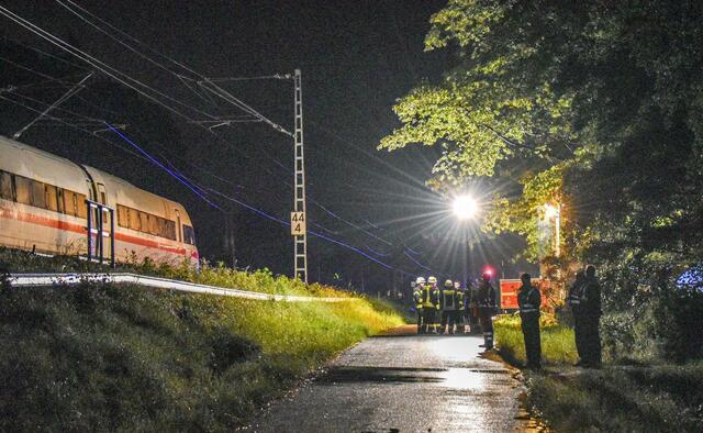 Zwei Waggons eines ICE mit 185 Passagieren an Bord sind im baden-württembergischen Schwäbisch Gmünd nach einem Erdrutsch entgleist. An der Stelle des Erdrutsches verlaufen eine Kreisstraße und die Bahnstrecke parallel - auch ein Auto war deshalb betroffen.  | Foto: Fabian Koss/onw-images/dpa