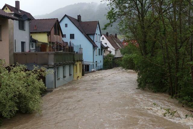 Starke Regenfälle haben in der Ortschaft Hausen bei Bad Ditzenbach im Landkreis Göppingen die Fils über die Ufer treten lassen.  | Foto:  Markus Zechbauer/Zema Medien/dpa