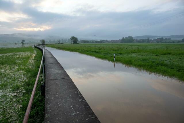 Das Bayerische Rote Kreuz sendet Wasserretter aus Unterfranken zum Hilfseinsatz nach Schwaben. Der Wasserrettungszug wird voraussichtlich im besonders betroffenen Landkreis Günzburg zum Einsatz kommen, wie das BRK mitteilte. Die Einsatzkräfte der Wasserwacht aus ganz Unterfranken sind speziell für Hochwassereinsätze ausgebildet, dazu gehören jeweils zwei Boots- und Tauchtrupps. | Foto:  Pia Bayer/dpa