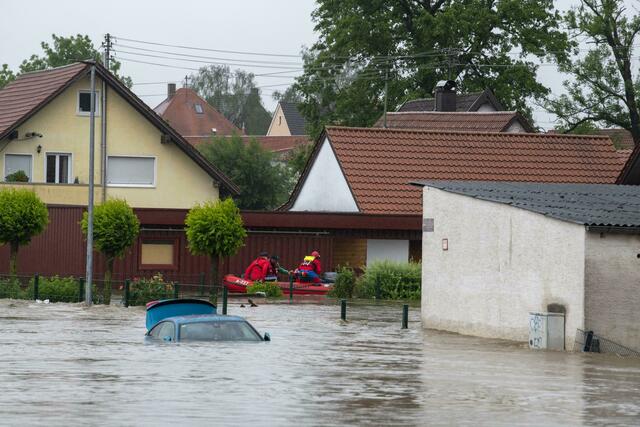 Land unter in Babenhausen. Die Hochwasserlage spitzt sich zu.  | Foto:  Stefan Puchner/dpa