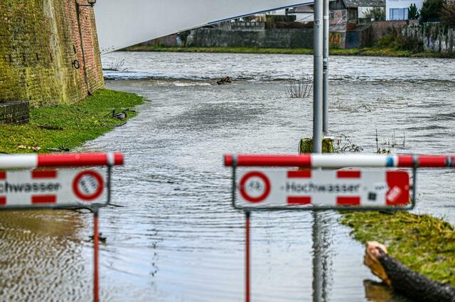 Ein Schild mit der Aufschrift "Hochwasser" steht an der Donau. | Foto: Marius Bulling/dpa