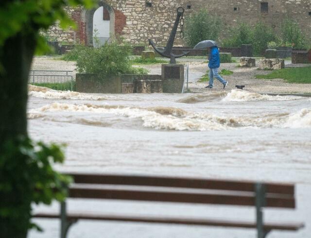 Wasser über das Ufer getreten. Nach den ergiebigen Regenfällen der letzten Tage wird Hochwasser erwartet. Infolge des Dauerregens ist der Fluss Zusam im Landkreis Augsburg über die Ufer getreten und hat in der Marktgemeinde Straßen überspült und einige Keller geflutet.  | Foto: Stefan Puchner/dpa