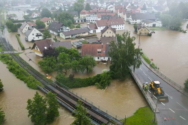 Der überflutete Ort Fischach in Bayern aus der Luft. | Foto: Marius Bulling/onw-images/dpa