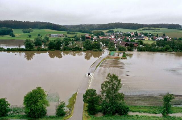 Übergetretene Ufer und überschwemmte Straßen im bayerischen Kammeltal - die Hochwasserlage im Süden Deutschlands hält an.  | Foto: Karl-Josef Hildenbrand/dpa